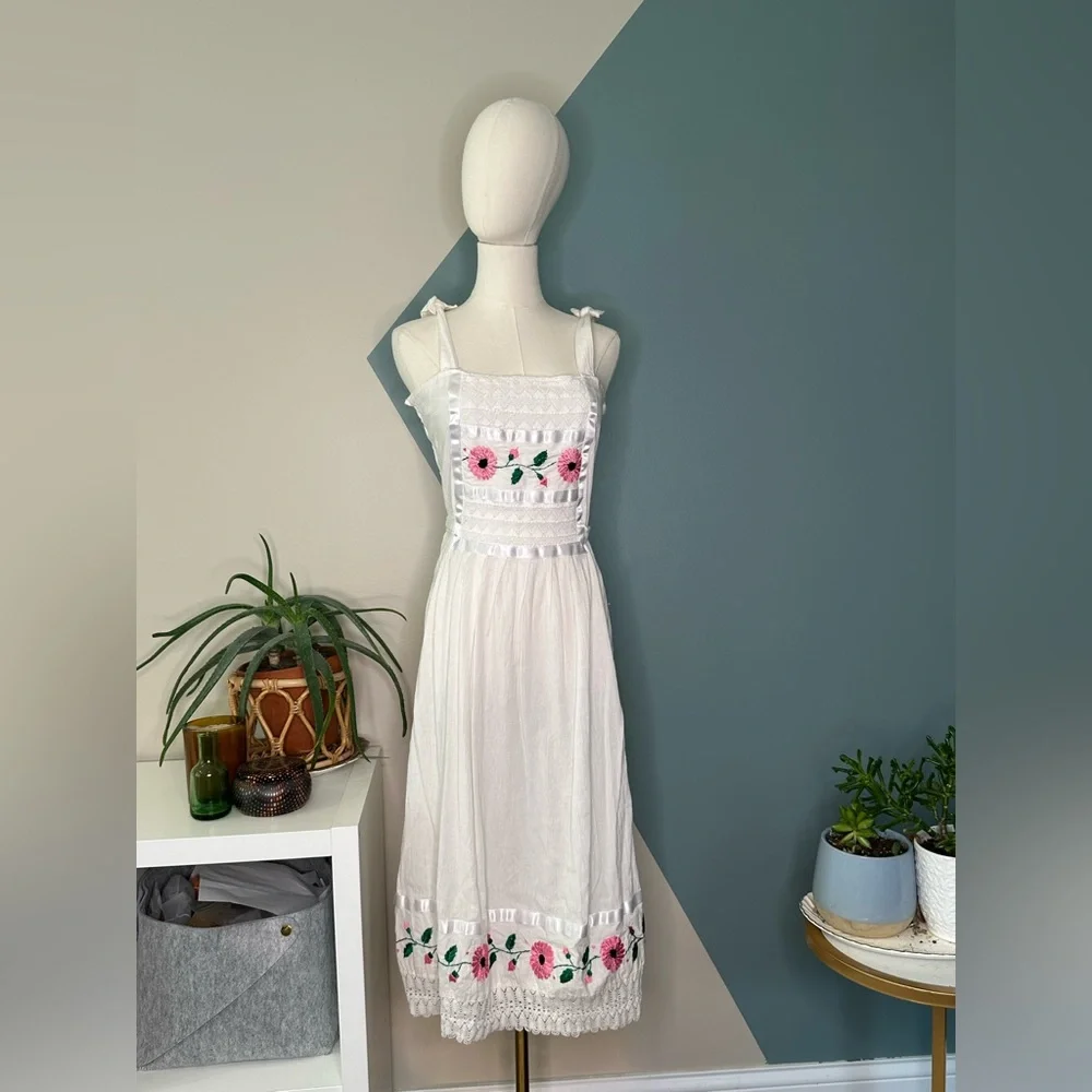 Cottagecore Midi Dress White Embroidered Boho Floral Eyelet Woven Size Small - Picture 2 of 11